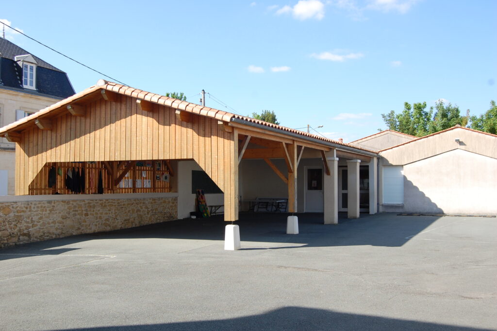 Cour et préau de l'école de Brizambourg